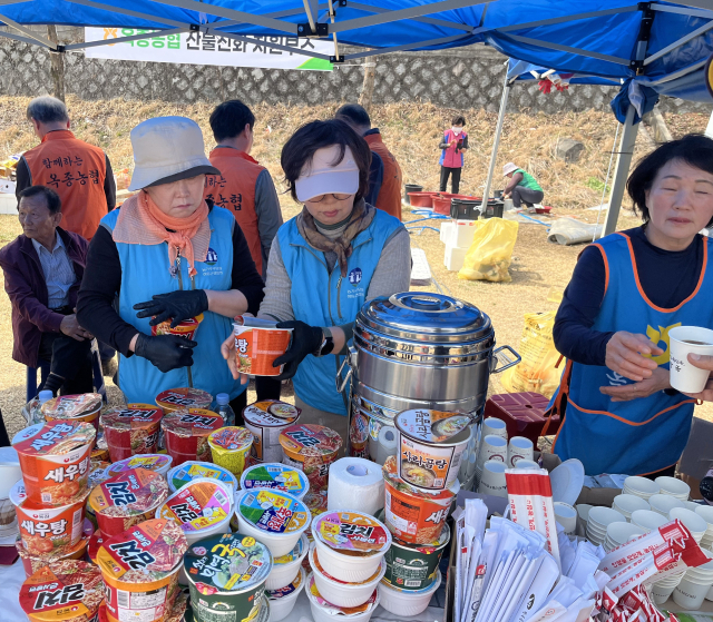 농혐 임직원과 고향주부모임, 농가주부모임 등 농협 육성모임 회원들이 영남지역 산불 피해 현장에서 봉사활동을 진행하고 있는 모습. 농협 제공