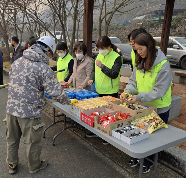 농혐 임직원과 고향주부모임, 농가주부모임 등 농협 육성모임 회원들이 영남지역 산불 피해 현장에서 봉사활동을 진행하고 있는 모습. 농협 제공