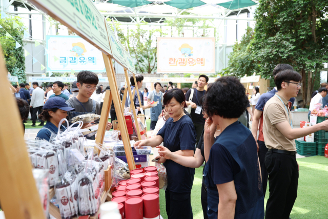 사진뉴스=한국수자원공사(이하 공사)는 지난 17일, 대전 본사 다목적홀에서 ‘K-water 이음장날’을 개최했다.‘K-water 이음장날’은 댐주변지역과 상생을 더하기 위한 지원사업의 일환으로 마련된 농특산물 직거래 행사이다. 이날 행사에는 소양강·대청댐 등 19개 댐 인근에 있는 강원 양구군, 충북 청주시 등의 21개 지자체 소속 28개 농가가 참여해 사과, 감, 된장 등 약 90여 종의 지역 농특산물이 임직원들에게 판매됐다. 아울러 공사는 이날 2800만원 상당의 농특산물을 구매했으며 이를 전국 댐 주변 노인복지관 등에 기부할 예정이다.한국수자원공사 제공.