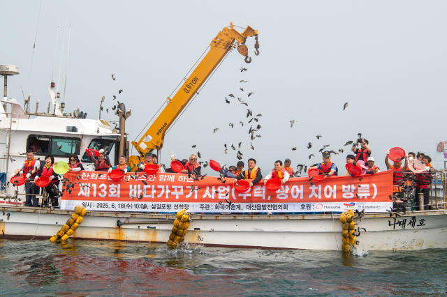 한화토탈에너지스는 지난 18일 서산시 대산읍 삼길포 해안에서 ‘제13회 한화토탈에너지스와 함께하는 바다 가꾸기 사업’을 개최했다. 한화토탈에너지스 제공