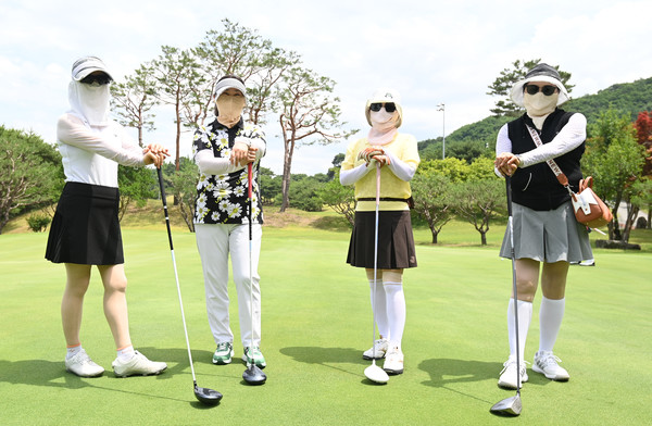 19일 충남 금산 에딘버러 컨트리클럽에서 열린 제13회 금산군수배 전국아마추어 골프대회에 참가한 이색 참가자들이 기념촬영을 하고 있다. 김주형 기자 kjh2667_@cctoday.co.kr