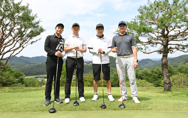 19일 충남 금산 에딘버러 컨트리클럽에서 열린 제13회 금산군수배 전국아마추어 골프대회에 참가한 이색 참가자들이 기념촬영을 하고 있다. 김주형 기자 kjh2667_@cctoday.co.kr