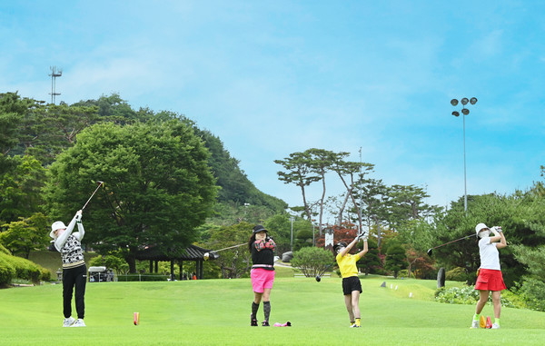 19일 충남 금산 에딘버러 컨트리클럽에서 열린 제13회 금산군수배 전국아마추어 골프대회에 참가한 골퍼들이 스윙 연습을 하고 있다. 김주형 기자 kjh2667_@cctoday.co.kr