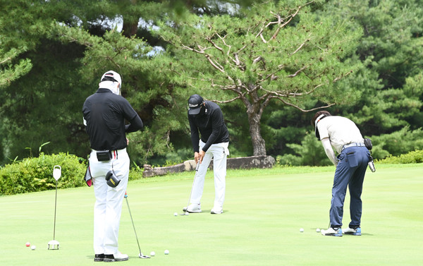 19일 충남 금산 에딘버러 컨트리클럽에서 열린 제13회 금산군수배 전국아마추어 골프대회에 참가한 골퍼들이 스윙 연습을 하고 있다. 김주형 기자 kjh2667_@cctoday.co.kr