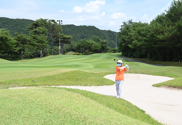 19일 충남 금산 에딘버러 컨트리클럽에서 열린 제13회 금산군수배 전국아마추어 골프대회에 참가한 한 남성골퍼가 벙커를 탈출하고 있다. 김주형 기자 kjh2667_@cctoday.co.kr