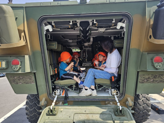 장갑차 탱크에 탑승해 체험을 하고 있는 어린이들의 모습이다.사진=충청투데이