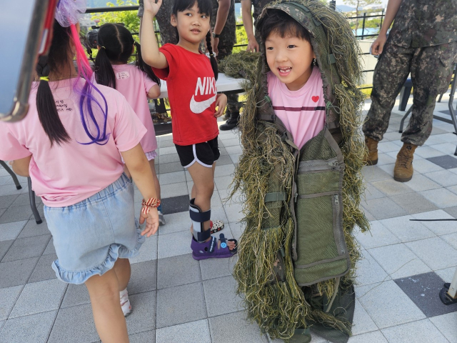 위장복 체험을 하고 있는 어린이들.사진=충청투데이