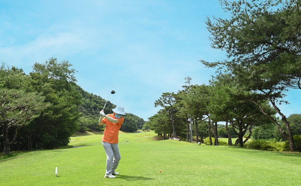 19일 충남 금산 에딘버러 컨트리클럽에서 열린 제13회 금산군수배 전국아마추어 골프대회에 참가한 한 남성골퍼가 호쾌한 드라이버를 날리고 있다. 김주형 기자 kjh2667_@cctoday.co.kr