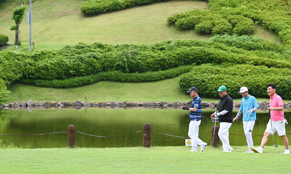 19일 충남 금산 에딘버러 컨트리클럽에서 열린 제13회 금산군수배 전국아마추어 골프대회에 참가한 골퍼들이 걷고 있다. 김주형 기자 kjh2667_cctoday.co.kr