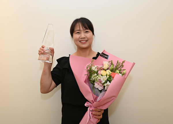 19일 충남 금산 에딘버러 컨트리클럽에서 열린 제13회 금산군수배 전국 아마추어 골프대회 시상식에서 여성부문 우승자가 기념촬영을 하고 있다. 김주형 기자 kjh2667_@cctoday.co.kr