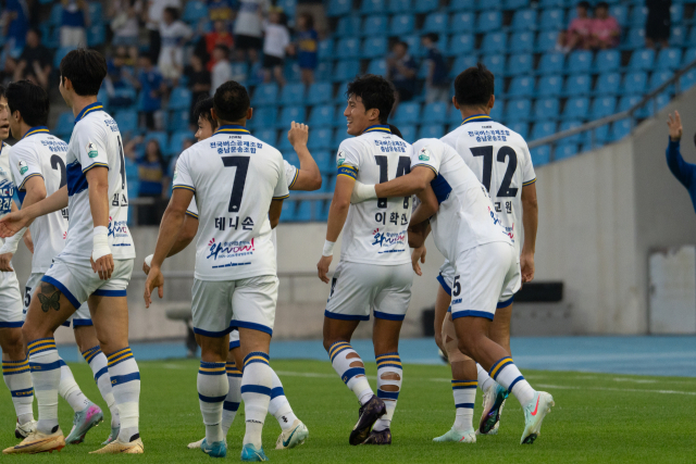 충남아산FC가 21일 오후 탄천종합운동장에서 진행된 ‘하나은행 K리그2 2025’ 17라운드 성남FC와의 경기를 2대 0으로 승리했다. 전반 득점에 성공한 아산 이학민 선수가 동료들과 기뻐하고 있다. 한국프로축구연맹 제공.
