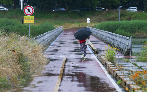 전국 곳곳에 비가 내린 16일 오전 대전 대덕구 오정동 일원에서 우산을 쓴 시민이 발걸음을 재촉하고 있다. 김주형 기자 kjh2667_@cctoday.co.kr