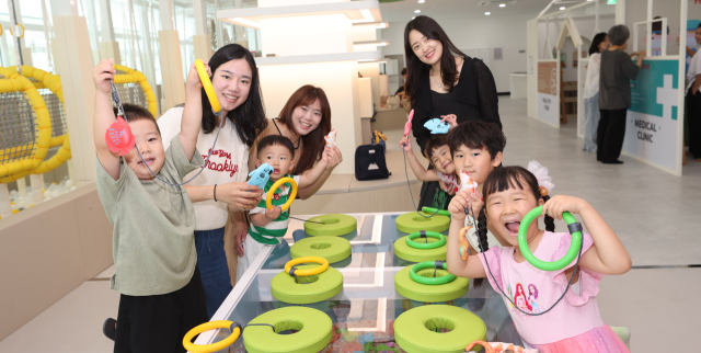 진천군이 지난해 충청권에서 가장 높은 합계출산율 1.12명을 기록했다. 군은 여기에 그치지 않고 2.0명을 목표로 하는 ‘마하2.0+ 프로젝트’를 수립 저출산대응에 나서고 있다. 사진은 덕산읍 혁신도시에 조성된 꿈자람터 키즈카페에서 아이들이 즐거운 시간을 보내고 있다. 진천군 제공