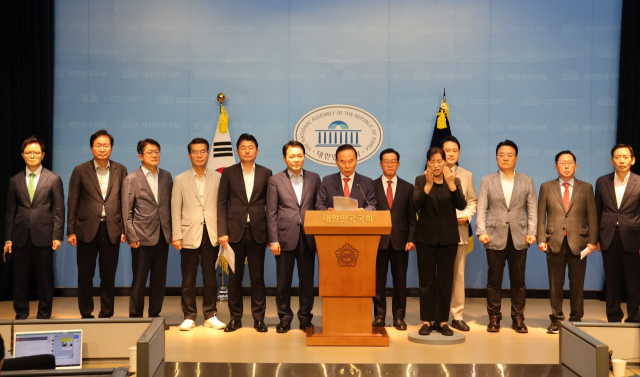 국민의힘 소속 충청권 국회의원과 당협위원장 일동은 23일 국회에서 긴급 기자회견을 갖고 해양수산부 부산 이전 추진 철회를 촉구했다. 성일종 의원실 제공