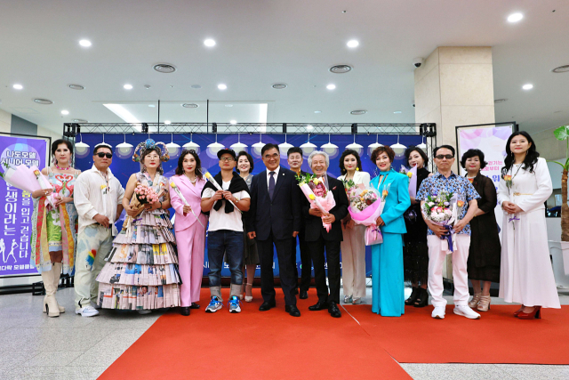 패션쇼 무대에 선 서천군 예다락 시니어모델.사진=서천군 제공.