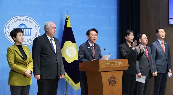 국민의힘 외교통일위원회 위원들이 23일 서울 여의도 국회 소통관에서 "중동발 리스크 대응할 기회인 나토 정상회의 불참은 잘못된 결정"이라며 성명서를 발표하고 있다. 사진=연합뉴스 제공