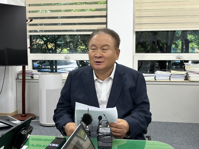 국민의힘 이상민 대전시당위원장과 시·구의원 등이 23일 오전 대전시의회 기자실에서 해양수산부 부산이전과 대덕연구개발특구내 항공우주연구원, 천문연구원 경남 사천이전 특별법 개정안에 대한 의견을 밝혔다. 사진=이심건 기자