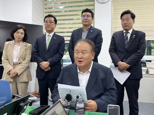 국민의힘 이상민 대전시당위원장과 시·구의원 등이 23일 오전 대전시의회 기자실에서 해양수산부 부산이전과 대덕연구개발특구내 항공우주연구원, 천문연구원 경남 사천이전 특별법 개정안에 대한 의견을 밝혔다. 사진=이심건 기자