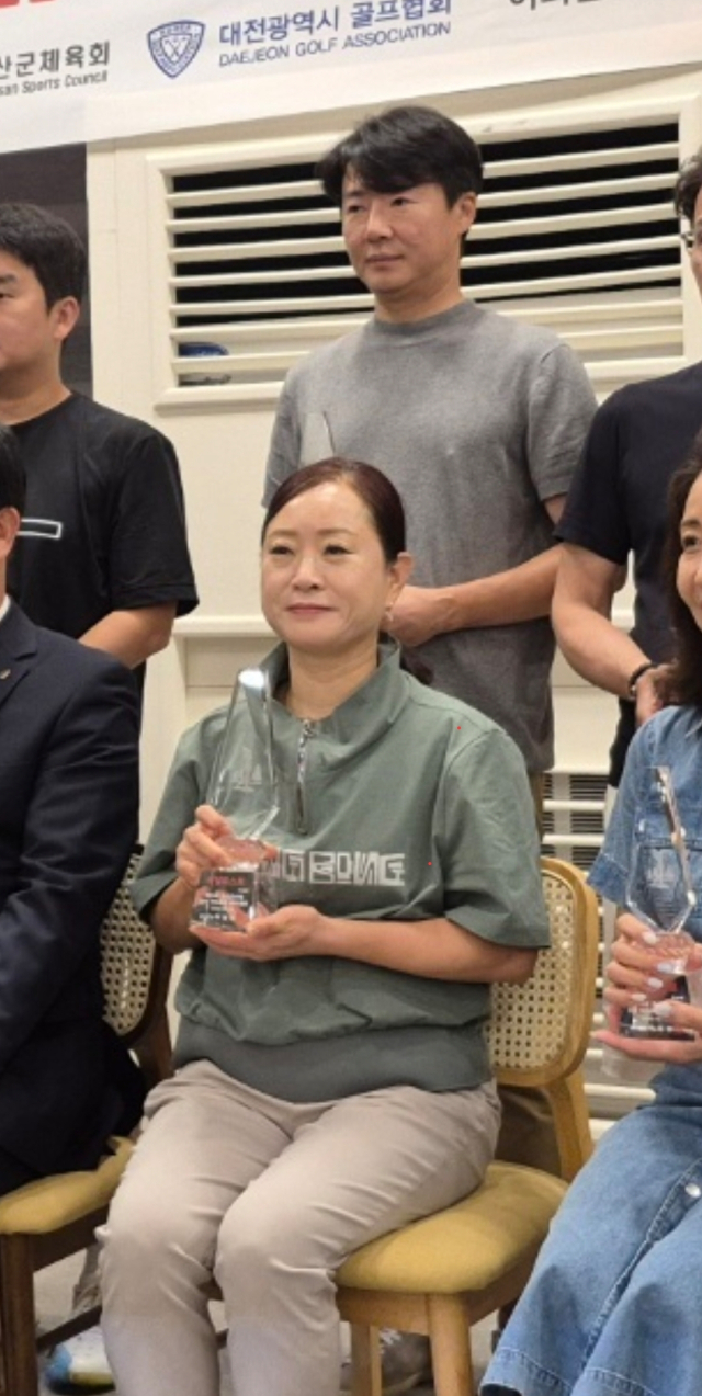 이현식 충청대 성인학습자가 제12회 금산군수배 전국 아마추어 골프대회에서 여성부 1위를 차지한 뒤 기념촬영을 하고 있다. 충청대 제공