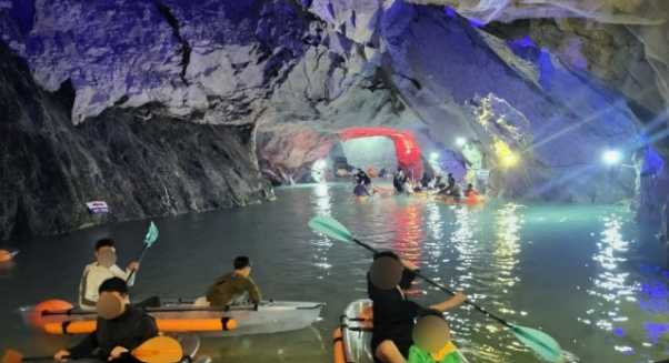 활옥동굴에서 카약체험을 즐기고 있는 모습.사진=김의상 기자