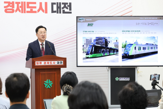 이장우 대전시장이 24일 민선 8기 3주년 시정 브리핑을 열고 현안에 대해 입장을 밝히고 있다. 대전시 제공