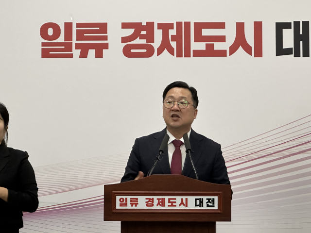 이장우 대전시장이 24일 민선 8기 3주년 시정 브리핑을 열고 현안에 대해 입장을 밝히고 있다. 사진=이심건 기자