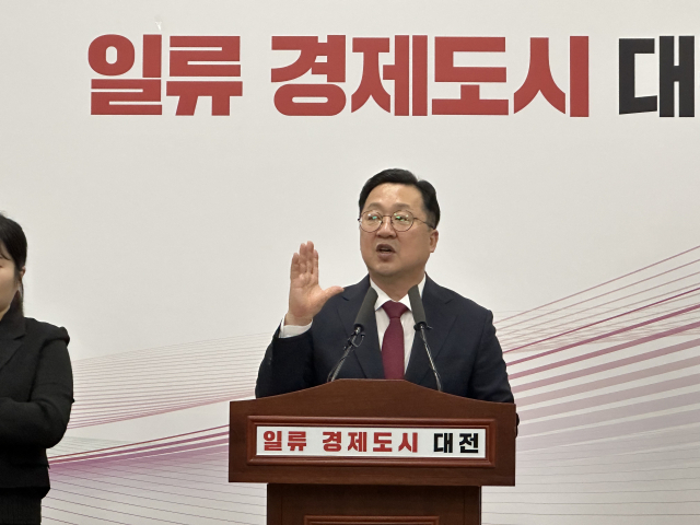 이장우 대전시장이 24일 민선 8기 3주년 시정 브리핑을 열고 현안에 대해 입장을 밝히고 있다. 사진=이심건 기자