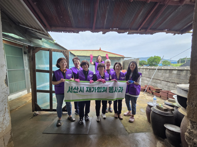 서산시재가복지협회 복지분과는 지난 24일, 부석면 시어지길에 거주하는 한 어르신의 주거 환경을 개선하고자 봉사활동을 펼쳤다.(사진=전종원 기자)