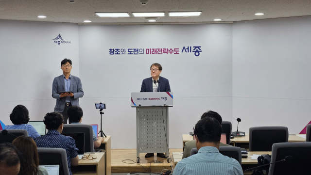 ▲ⓒ세종시 김현기 경제산업국장이 25일 시청 정음실에서 기자간담회를 갖고 최근 발생한 여민전 충전 장애와 관련한 조치결과를 설명하고 있다. 이승동 기자