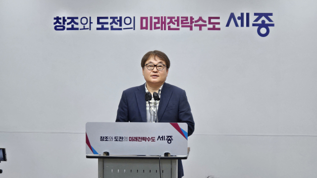 ▲ⓒ세종시 김현기 경제산업국장이 25일 시청 정음실에서 기자간담회를 갖고 최근 발생한 여민전 충전 장애와 관련한 조치결과를 설명하고 있다. 이승동 기자