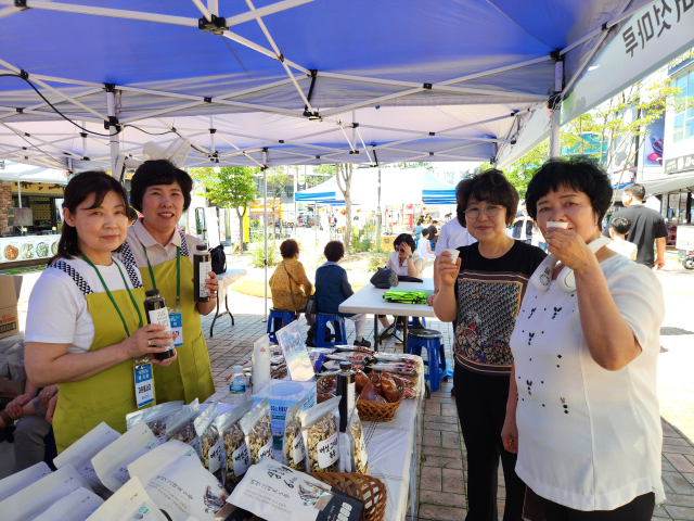 사단법인 월드브릿지 직원들이 ‘희망 나눔 바자회’에 참여하고 있다. 월드브릿지 제공
