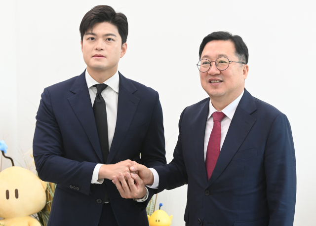 김용태 국민의힘 비상대책위원장이 25일 대전컨벤션센터에서 이장우 대전시장과 만나 기념촬영을 하고 있다. 김주형 기자 kjh2667_@cctoday.co.kr