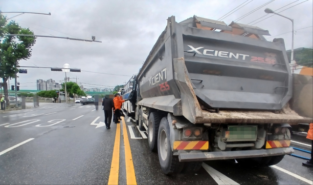 25일 오후 12시44분경 대전 동구 대성동 한 도로에서 25t 덤프트럭이 신호 대기 중이던 경찰 기동대 버스를 들이받아 앞에 있던 2대의 차량까지 4중 추돌사고가 발생한 모습. 대전소방본부 제공