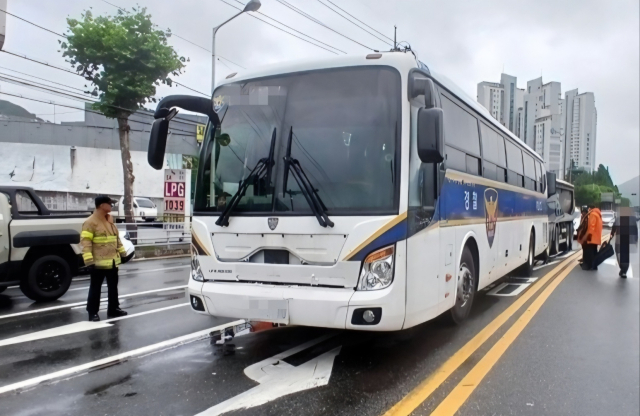 25일 오후 12시44분경 대전 동구 대성동 한 도로에서 25t 덤프트럭이 신호 대기 중이던 경찰 기동대 버스를 들이받아 앞에 있던 2대의 차량까지 4중 추돌사고가 발생한 모습. 대전소방본부 제공