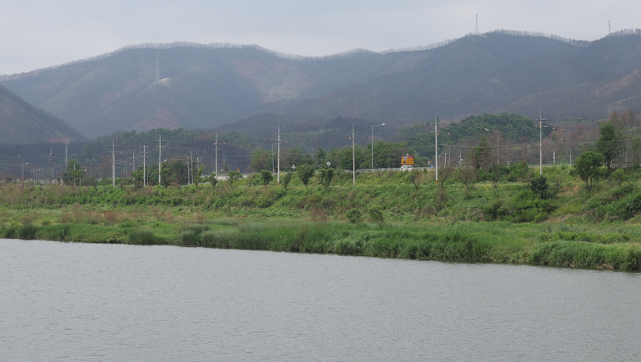 안동시 임하면 길안천과 산불로 까맣게 변한 산[촬영 황수빈] 사진=연합뉴스. 
