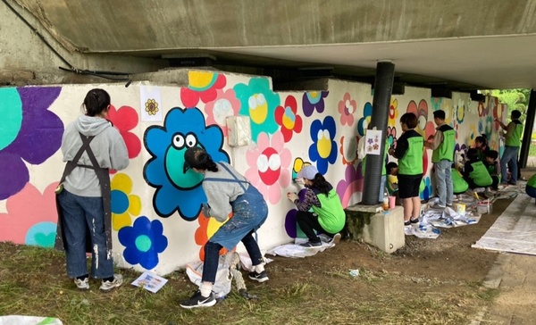 ▲ 홍성군 보듬손길 모두가족봉사단과 홍동중학교 학생들의 벽화봉사활동 모습.  사진=정윤우 명예기자