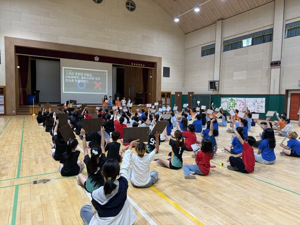 ▲ 홍성초등학교 백월관에서 지난 5일 개최된 ‘환경 독서 골든벨’ 모습.  사진=조하윤 명예기자