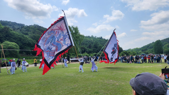 진천군이 올해 새롭게 시도한 생거진천 농다리축제에서 기놀이를 펼치고 있다.진천군 제공