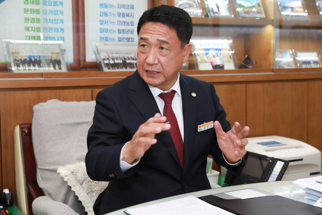 정영철 영동군수이다.