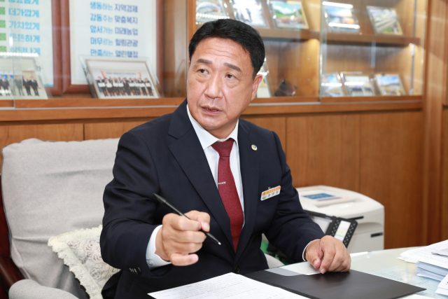 정영철 영동군수이다.