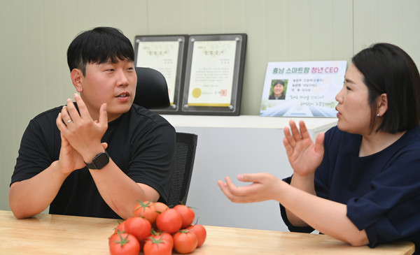 정유정 충청투데이 편집국 부국장과 민정욱 스마트팜 청년 CEO가 23일 충남 당진시 토마토 재배농가에서 대담을 하고 있다. 김주형 기자 kjh2667_@cctoday.co.kr