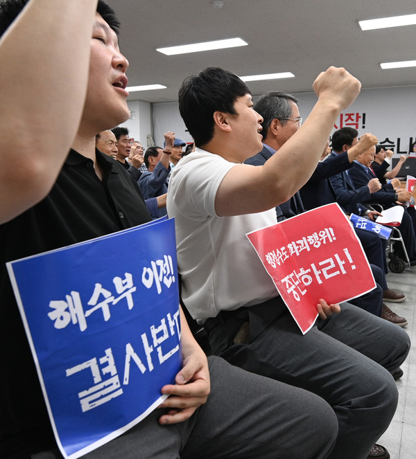 26일 국민의힘 대전광역시당에서 열린 해양수산부 부산 이전 반대 궐기대회가 열려 이상민 대전시당위원장을 비롯한 당협위원장, 기초의원, 당원들이 해수부 이전 방침 철회를 촉구하고 있다. 김주형 기자 kjh2667_@cctoday.co.kr
