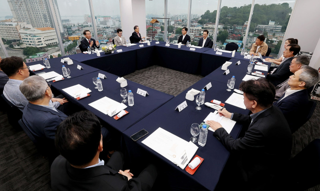대한민국지방신문협의회는 27일 오전 인천 중구 하버파크호텔에서 조찬 간담회를 열고 지방분권 강화와 지역신문 역할 제고를 위한 협력 방안을 논의했다. 대신협 제공