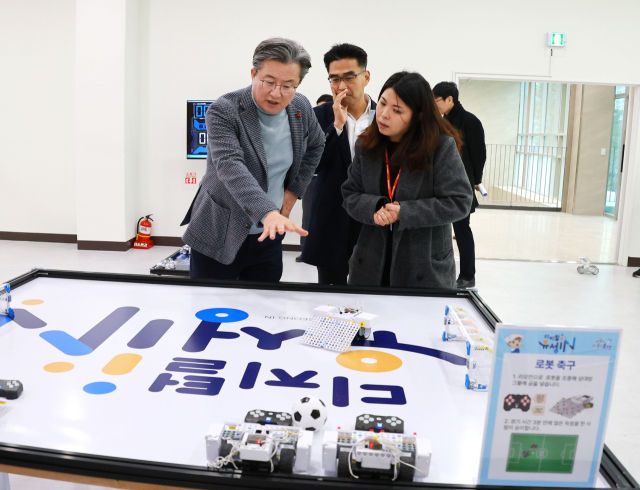 27일 정용래 유성구청장이 지난 2월 개관한 용산도서관의 디지털전환(DX)지원센터를 점검하고 있다. 대전 유성구청 제공.