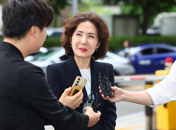이진숙 사회부총리 겸 교육부 장관 후보자가 30일 서울 여의도 한국교육시설안전원에 마련된 인사청문회 준비 사무실로 출근하며 취재진 질문을 듣고 있다. 사진 = 연합뉴스