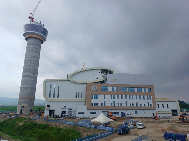 지난 27일 서산시 친환경 체험관광형 자원회수시설의 전망대가 94m에 이르는 굴뚝 상부에 인양됐다. 서산시 제공