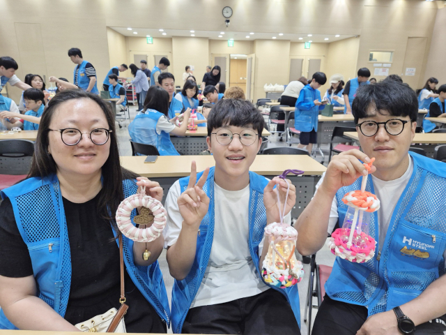 현대제철 해피프리즘 가족봉사단은 28일 당진시종합복지타운 대강당에서 탄소중립 교육과 업사이클링 체험 활동을 실시했다. 사진=현대제철 제공