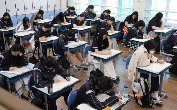 2026학년도 대학수학능력시험 6월 모의평가 시행일인 4일 오전 부산 사상구 주례여고 학생들이 문제를 풀고 있다. 사진=연합뉴스 제공