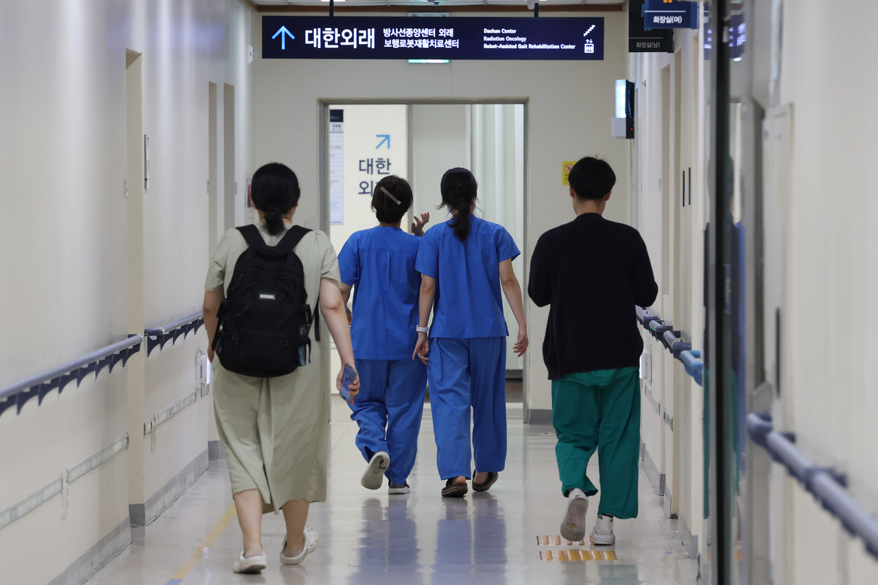 한 대학병원에서 이동하는 의료진. 2025.6.29 사진=연합뉴스.