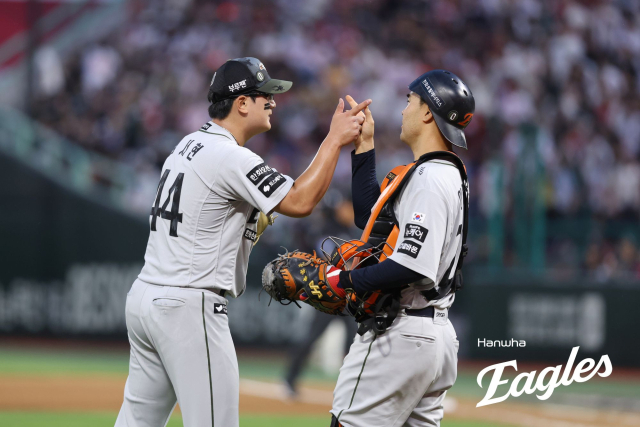 김서현(왼쪽)과 이재원 한화이글스 선수. 한화 제공